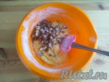 Шоколад нарезать  острым ножом на небольшие кусочки. Выложить кусочки шоколада в тесто, перемешать, чтобы шоколад равномерно распределился в тесте. Добавить оставшуюся муку и замесить мягкое тесто, не липнущее к рукам.