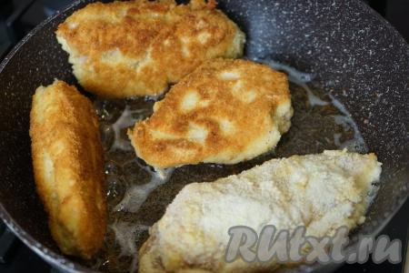 Обжаривать нужно на огне чуть ниже среднего до образования румяной корочки со всех сторон.