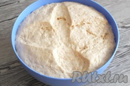 Через указанное время тесто увеличится в объёме в несколько раз. Снимите плёнку.