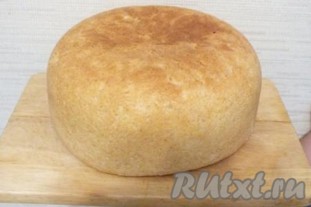 Через 45 минут, после звукового сигнала, откройте крышку мультиварки. Извлеките хлеб. Нижняя его сторона будет румяной, верх будет не подрумянен. Хлеб необходимо перевернуть, закрыть крышку мультиварки и включить ещё раз режим "Выпечка" на 45 минут.