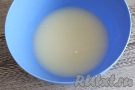 Приготовление теста начните с подогрева сыворотки до температуры 36-38 градусов.