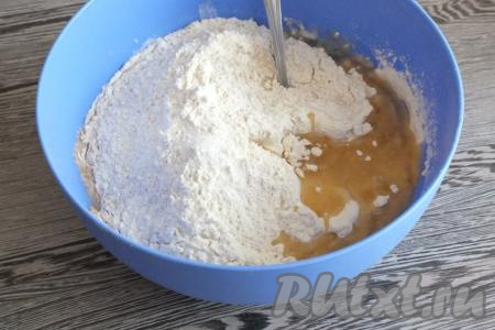 В чашу с оставшейся сывороткой добавьте дрожжевую смесь, соль, грамм 400 муки и растительное масло.&nbsp;