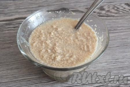 Отлейте в мисочку 80-100 мл подогретой сыворотки, добавьте сахар, дрожжи, перемешайте и оставьте на 10-15 минут.