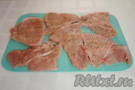 Приправляем отбивные с двух сторон солью и специями по вкусу. Отставляем в сторону, пусть пропитываются ароматами специй, пока мы занимаемся подготовкой помидоров и сыра.