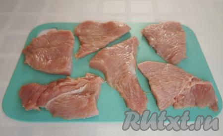 Начинаем приготовление отбивных с того, что моем, а затем просушиваем бумажными полотенцами филе индейки. Далее нарезаем его на кусочки толщиной 0,7 см - 1 см.