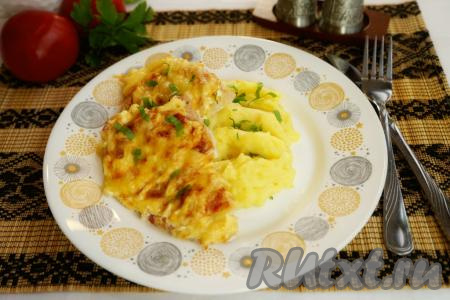 Подавать отбивные из индейки с помидорами и сыром, приготовленные в духовке, нужно непременно горячими. На гарнир отлично подойдёт картофельное пюре. Сервируем блюдо и зовём всех к столу.