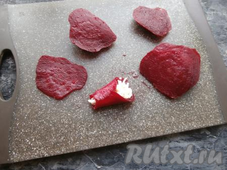Свернуть свеклу кулёчком (как на фото). Если свекла будет плохо держаться, зафиксировать шпажками или зубочистками. Аналогично сформировать все "кулёчки".