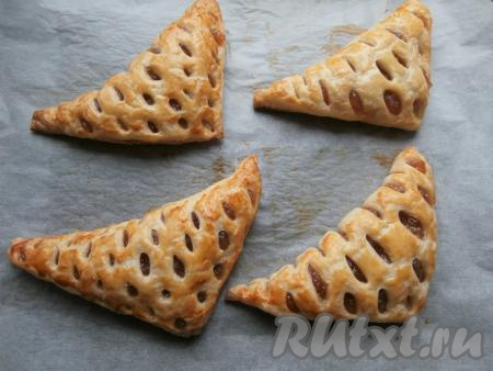 Выпекать слойки в разогретой до 190-200 градусов духовке 20-25 минут.