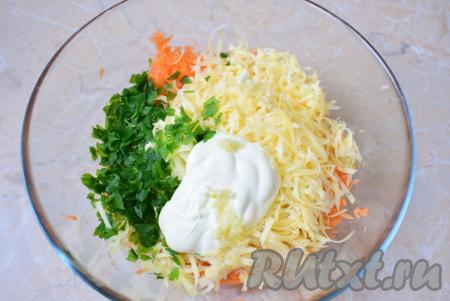 Пару зубчиков чеснока пропустите через чеснокодавилку и добавьте в салат.