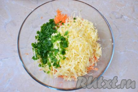Для этого салата подойдёт любой твёрдый сыр, главное, чтобы он хорошо натирался на тёрке. Сыр сразу натирайте на крупной тёрке в миску с салатом из яблока и морковки. Для этого салата можно использовать любую свежую зелень (я взяла несколько веточек петрушки), нарежьте её и добавьте к салату.