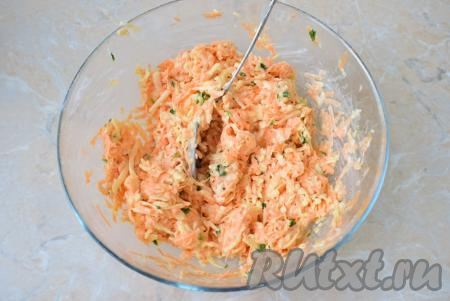 Добавьте майонез и все ингредиенты салата хорошо перемешайте друг с другом.&nbsp;