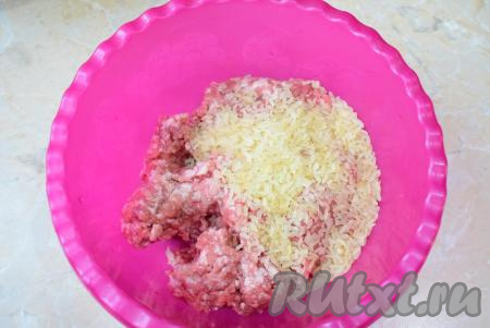 В чашу выложите фарш и сырой промытый рис.