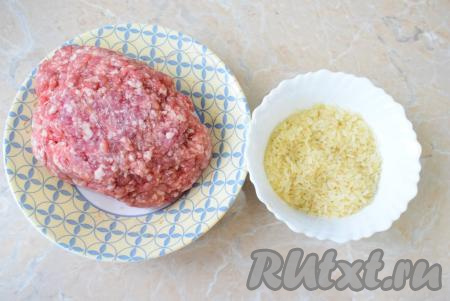 Сначала сделаем фарш, который может быть из любого вида мяса (я брала мякоть свинины), пропущенного через мясорубку. Рис берите длиннозёрный, промойте его несколько раз в холодной воде.