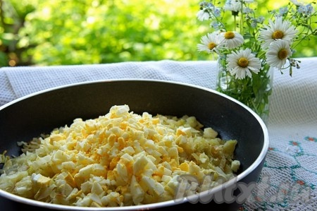 К остывшей капусте добавить нарезанные варёные яйца, перемешать и начинка для пирожков готова.
