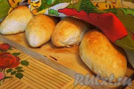 Поставить дрожжевые пирожки с капустой и яйцами в духовку, разогретую до 180 градусов, на 30-40 минут (тесто должно стать золотистого цвета).
