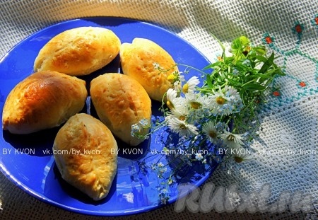 Горячие пирожки достать из духовки, смазать сливочным маслом, выложить на деревянную поверхность, накрыть полотенцем, дать полежать минут 10, а затем можно подавать их к столу. Пирожки с капустой и яйцами, приготовленные из дрожжевого теста, получаются аппетитными, пышными и очень вкусными.
