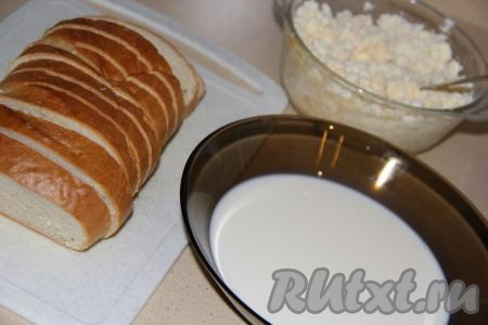 Молоко влить в глубокую миску.