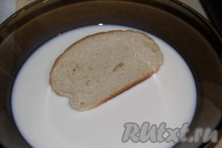 Противень для запекания застелить пергаментной бумагой (или тефлоновым ковриком, а можно просто смазать противень растительным маслом). Каждый кусочек батона обмакнуть с двух сторон в молоко.