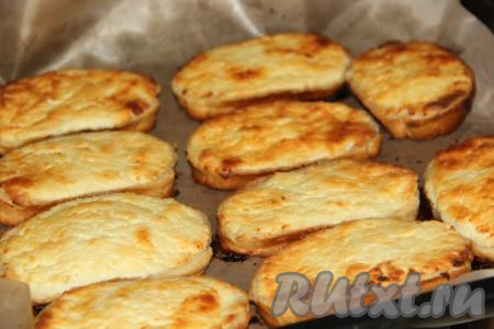 Выпекать ленивые ватрушки в разогретой духовке 15 минут при температуре 200 градусов.