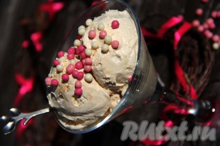 Готовое мороженое переложить в креманки с помощью круглой ложки и подать к столу. Можно полить перед подачей любым топпингом или посыпать кондитерской посыпкой. Вот так достаточно просто можно приготовить в домашних условиях вкусное, нежное мороженое из сливок и варёной сгущёнки. Такое лакомство никого не оставит равнодушным, попробуйте!