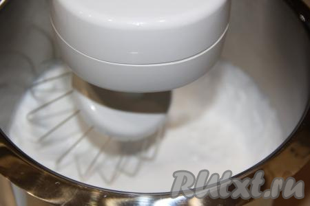 Сливки перед взбиванием хорошо охладить. Влить хорошо охлаждённые сливки жирностью 33% в чашу для взбивания, немного взбить миксером, затем, подсыпая сахарную пудру, взбить их до стойких пиков (я использовала сливки на растительных маслах, в их состав уже входит сахар, поэтому я взбивала охлаждённые сливки без добавления сахара).