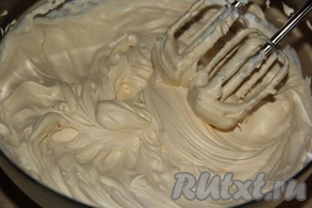 Перемешать сливки со сгущёнкой до однородного состояния (я перемешала миксером).&nbsp;