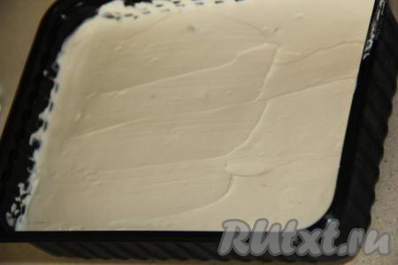 Переложить получившуюся массу в лоток и разровнять. Поставить мороженое в морозилку на несколько часов (до полного замораживания).