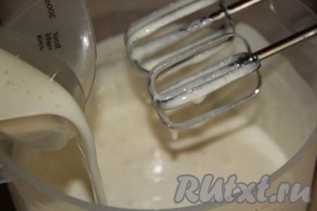 Отдельно соединить молоко и растительное масло, перемешать венчиком. А затем получившуюся молочно-масляную смесь влить во взбитую яичную массу, перемешать миксером в течение&nbsp;минуты.