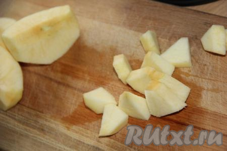 Яблочки вымыть, очистить от кожуры и сердцевины, а затем нарезать на средние кусочки.