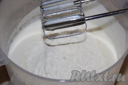 Затем всыпать смесь муки, ванилина и соды.