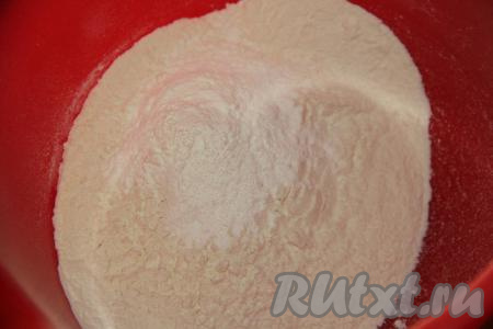 Просеять в миску муку, добавить соду и ванилин, перемешать.