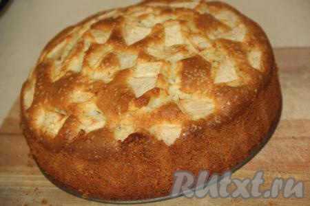 Выпекать шарлотку в разогретой духовке при температуре 180-200 градусов, примерно, 35 минут. Готовность теста проверить тонкой деревянной палочкой (если после прокалывания на палочке нет следов теста, значит пирог готов).