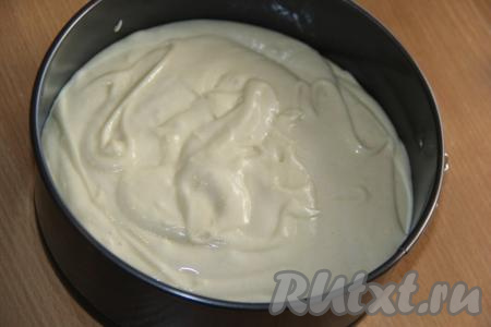 Разъёмную форму (я выпекала в форме диаметром 18 см) смазать растительным маслом. Выложить тесто в форму.