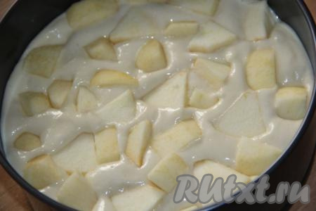 Разложить кусочки яблок&nbsp;поверх теста.