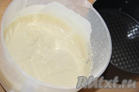 Перемешать тесто миксером на низкой скорости. Тесто для шарлотки должно получиться воздушным, однородным, в меру густым.