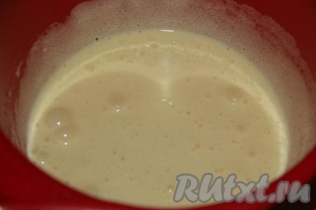 Взбить миксером яйца с сахаром в течение 5 минут на максимальных оборотах миксера (до пышного светлого состояния).