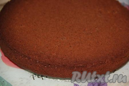 Выпекать шоколадный бисквит, примерно, 35-40 минут при температуре 180 градусов в разогретой духовке (готовность проверить, проколов бисквит сухой шпажкой). Готовый бисквит, достав из формы, полностью остудить на решётке.
