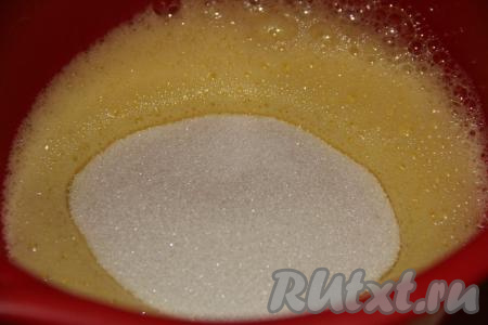 Пока первый бисквит остывает, мы приготовим шоколадный бисквит. Для этого нужно разбить в миску яйца и взбить их миксером в течение 1-2 минут, затем всыпать сахар.