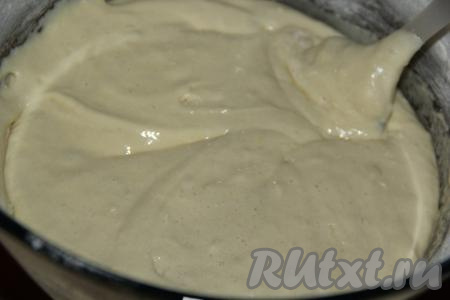 Перемешивать тесто лопаткой движениями сверху вниз. Постепенно подсыпая оставшуюся муку, замесить воздушное тесто, напоминающее в меру густую сметану. При замешивании бисквитного теста муки вам может потребоваться чуть больше или чуть меньше, я советую ориентироваться не на количество муки, а на консистенцию получаемого теста.