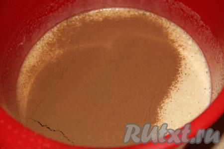 Затем добавить просеянное какао.