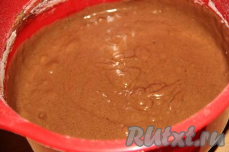 Вмешивать муку движениями лопатки вверх-вниз и постепенно подсыпать оставшуюся муку.