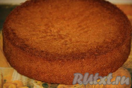 Выпекать ванильный бисквит в разогретой духовке при температуре 180 градусов, примерно, 35 минут. Готовность проверить сухой шпажкой (если при прокалывании выпечки шпажка останется сухой, значит пора доставать бисквит из духовки). Готовый бисквит, достав из духовки, вынуть из формы выложить на решётку и оставить до полного остывания.