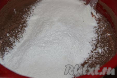 Вмешать какао на низкой скорости миксера, затем всыпать весь разрыхлитель и выложить половину просеянной муки.