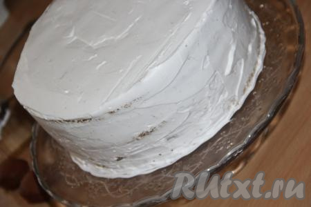 Верх и бока бисквитного торта тоже смазать взбитыми сливками и поставить в холодильник на ночь. Немного взбитых сливок у&nbsp;меня осталось&nbsp;для украшения торта, я поставила их в холодильник.