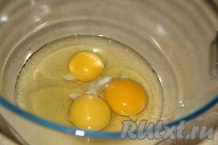 Вначале приготовим ванильный бисквит, для этого в миску нужно разбить яйца, взбить их миксером до пышного состояния в течение 2 минут.