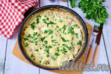 Омлет с фаршем на сковороде