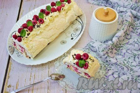 Меренговый рулет, приготовленный с творожным сыром и сливками, получается нежным, лёгким и необыкновенно вкусным. Угощайтесь!