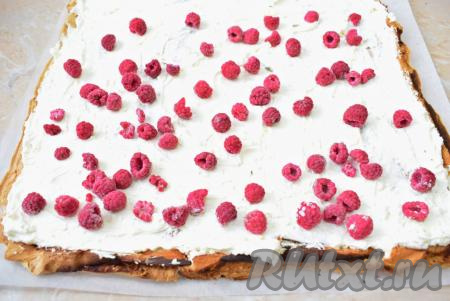 Кремом, приготовленным из творожного сыра и сливок, смажьте остывший меренговый корж (часть крема оставьте для украшения). Замороженные ягоды немного разморозьте, лишний сок слейте. Выложите равномерно ягоды поверх крема (немного ягод оставьте для украшения).