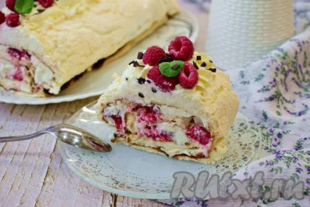 Меренговый рулет, приготовленный с творожным сыром и сливками, получается нежным, лёгким и необыкновенно вкусным. Угощайтесь!