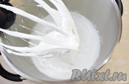 После добавления пудры влейте лимонный сок. Взбивайте белки на максимальной скорости миксера 3-5 минут (до твёрдых пиков). Взбитые белки должны держать форму, быть пышными, плотными. Всыпьте крахмал, перемешайте на низкой скорости миксера до однородности (долго перемешивать не нужно, буквально в течение нескольких секунд).